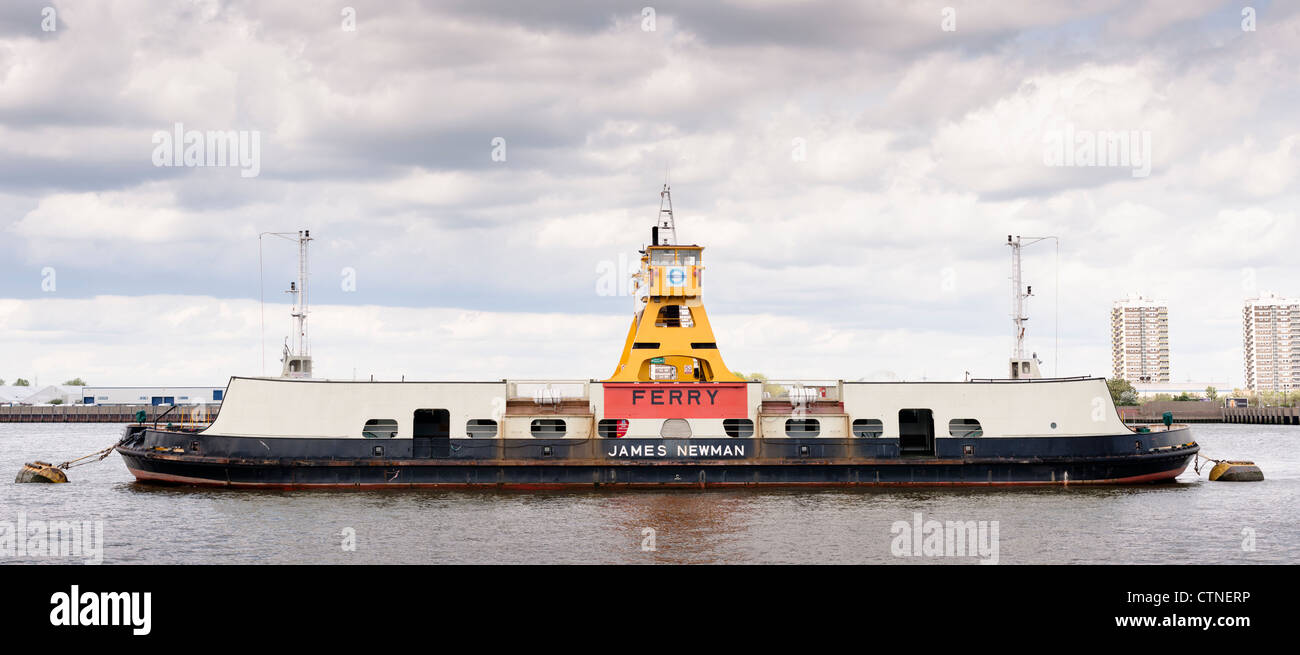 Anzeigen von vertäut Pflicht Fähre James Newman, einer der Fähren, die Wartung der Woolwich Fähre in Greenwich, London. Stockfoto