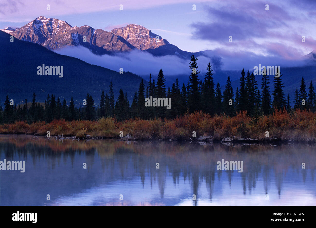 Nebel steigt von der Oberfläche des ersten Vermillion Sees am frühen Morgen im Banff Nationalpark, Kanada Stockfoto