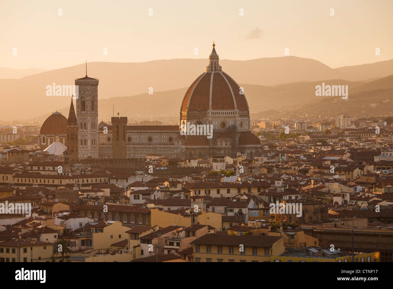 Blick auf den Sonnenuntergang von Florenz und die Kathedrale Basilica di Santa Maria del Fiore aus dem Turm des Palazzo Vecchio Stockfoto