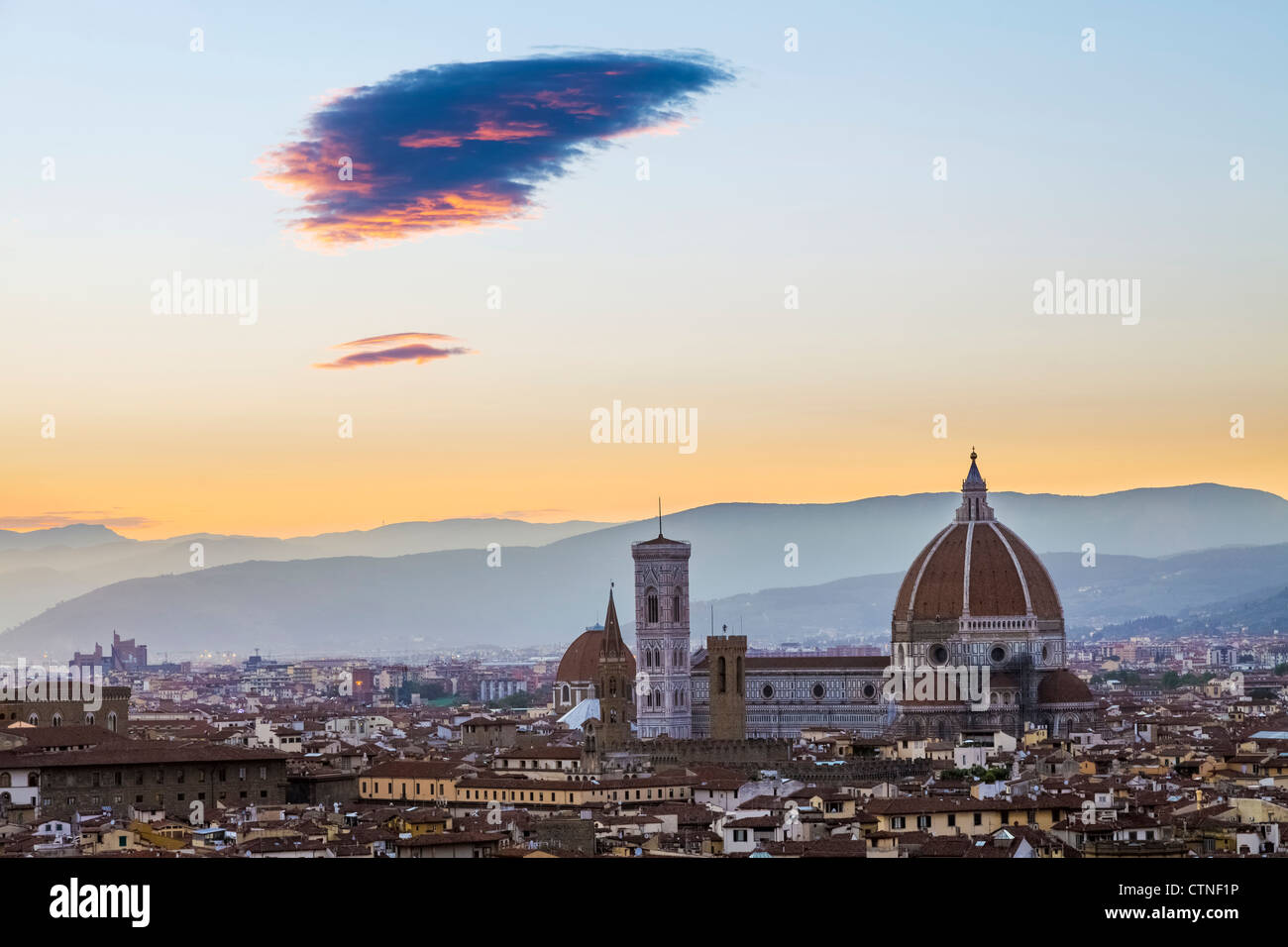 Blick auf den Sonnenuntergang von Florenz und die Kathedrale Basilica di Santa Maria del Fiore aus dem Turm des Palazzo Vecchio Stockfoto