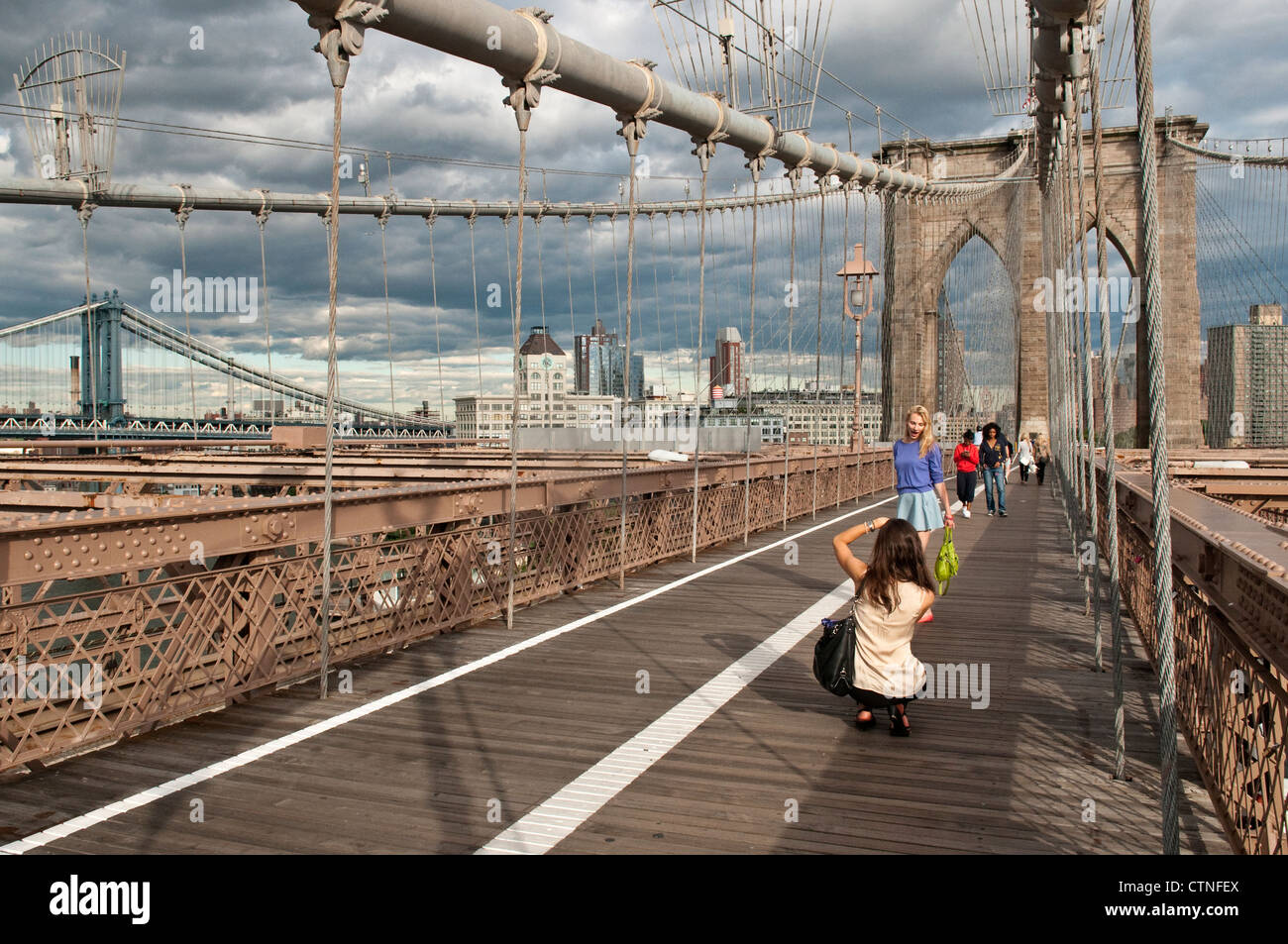 Touristen fotografieren auf der Brooklyn Bridge Stockfoto