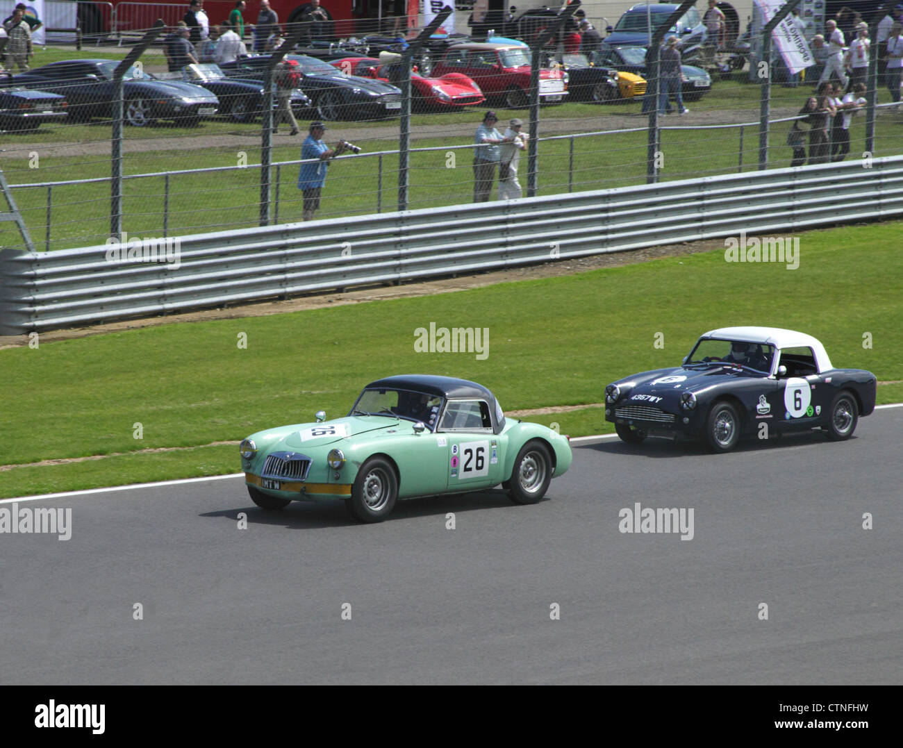 MGA Twincam und Turner Climax Mk II auf RAC Tourist Trophy für historische Fahrzeuge (Pre-63 GT) Silverstone Classic 22. Juli 2012 Stockfoto