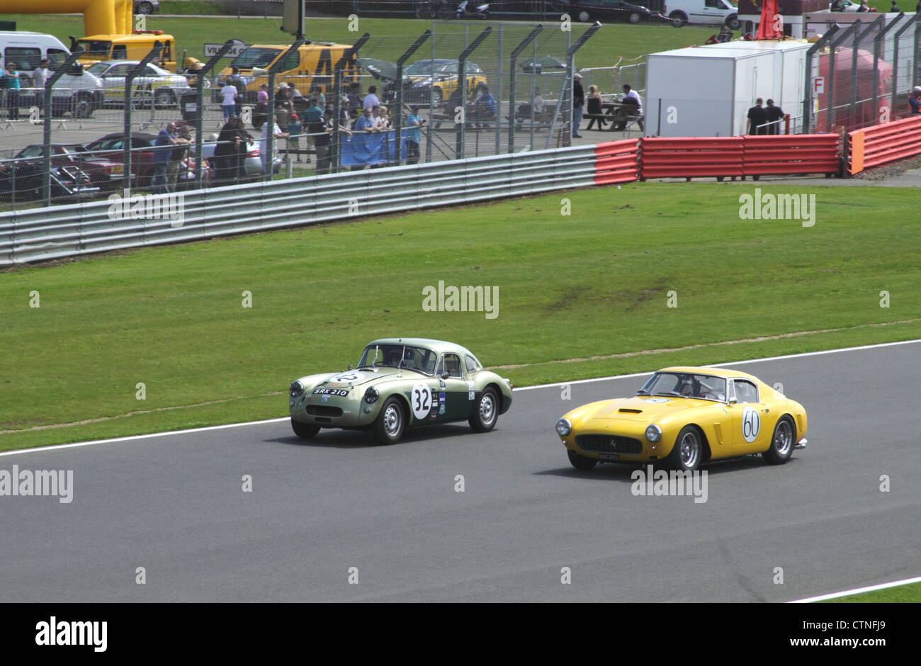 MGCC Le Mans und Ferrari 250 SWB auf RAC Tourist Trophy für historische Fahrzeuge (Pre-63 GT) Silverstone Classic 22. Juli 2012 Stockfoto