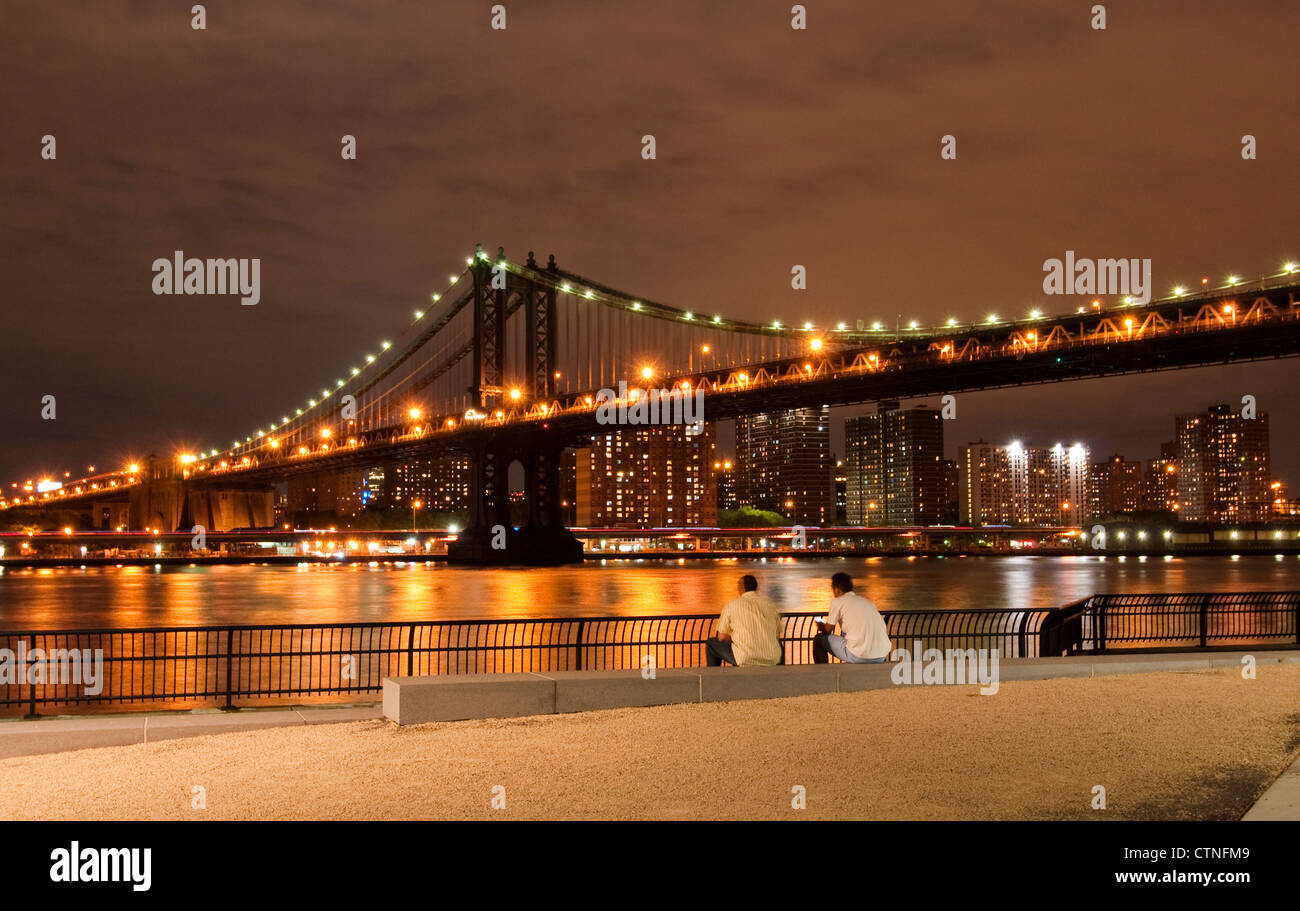Blick auf Manhattan Brücke von Brooklyn Bridge Park Stockfoto