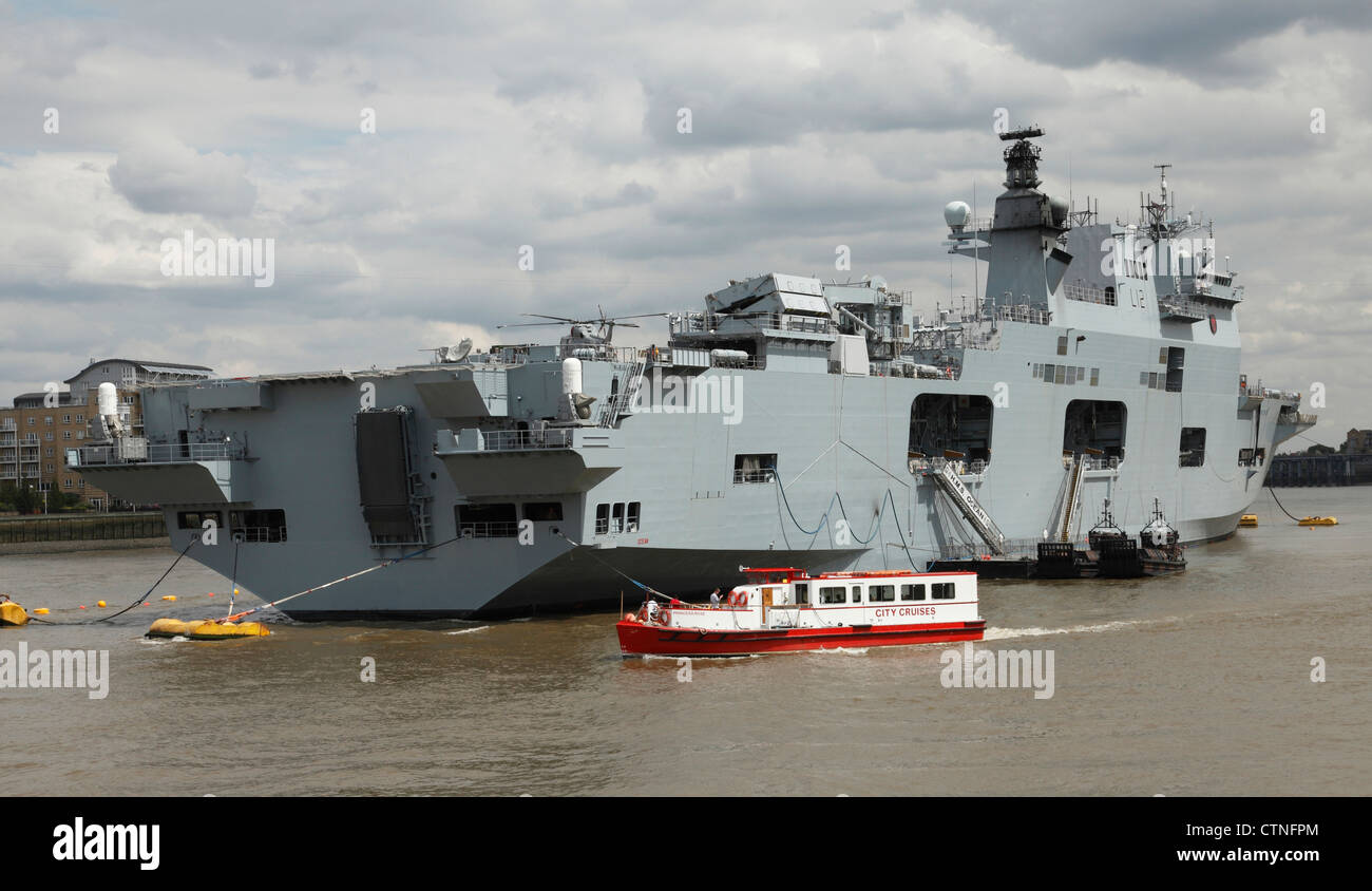 HMS Ocean festgemacht an der Themse in Greenwich auf Sicherheitsleistung für die Olympischen Spiele 2012 in London. Stockfoto