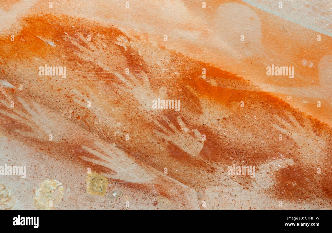 Alten Aborigine-Felskunst - Handabdrücke auf Ocker - im Ballon Cave Carnarvon Gorge National Park Central Queensland-Australien Stockfoto