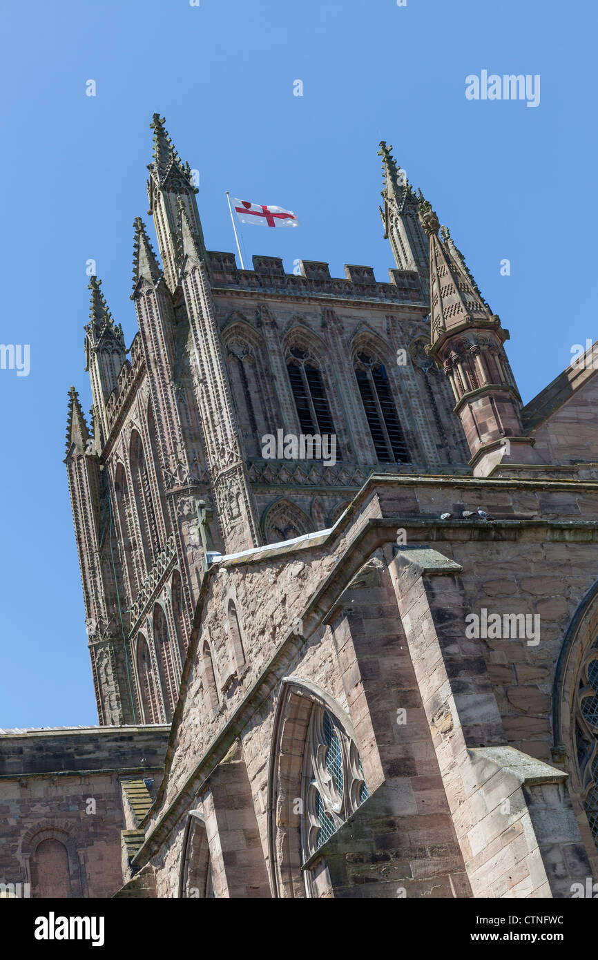 Turm von Hereford Kathedrale mit Zinnen und Rundbogenfenster. Die Flagge von England, ist das Kreuz des Heiligen Georg an der Fahnenstange Stockfoto