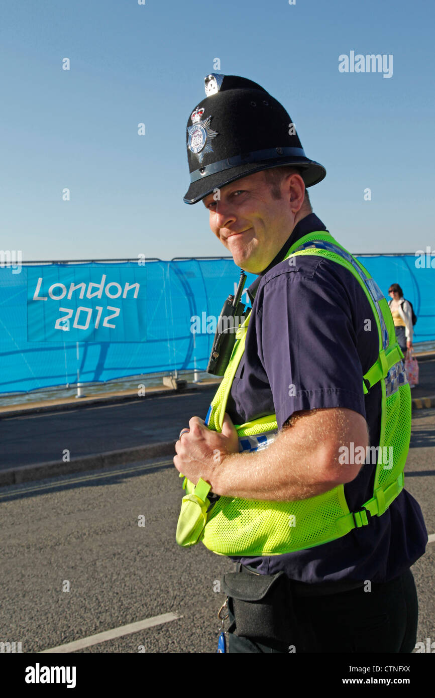 Sicherung der Olympischen Spiele in London 2012 in Weymouth Strand während Segel-Events, patrouilliert ein Dorset Polizei "Bobby" Bereich mit einem Lächeln Stockfoto