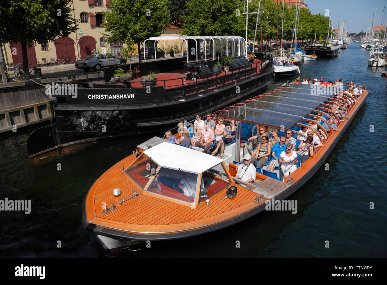 Grachtenfahrt Boote in den alten Christianshavns Kanal in Kopenhagen. Stockfoto