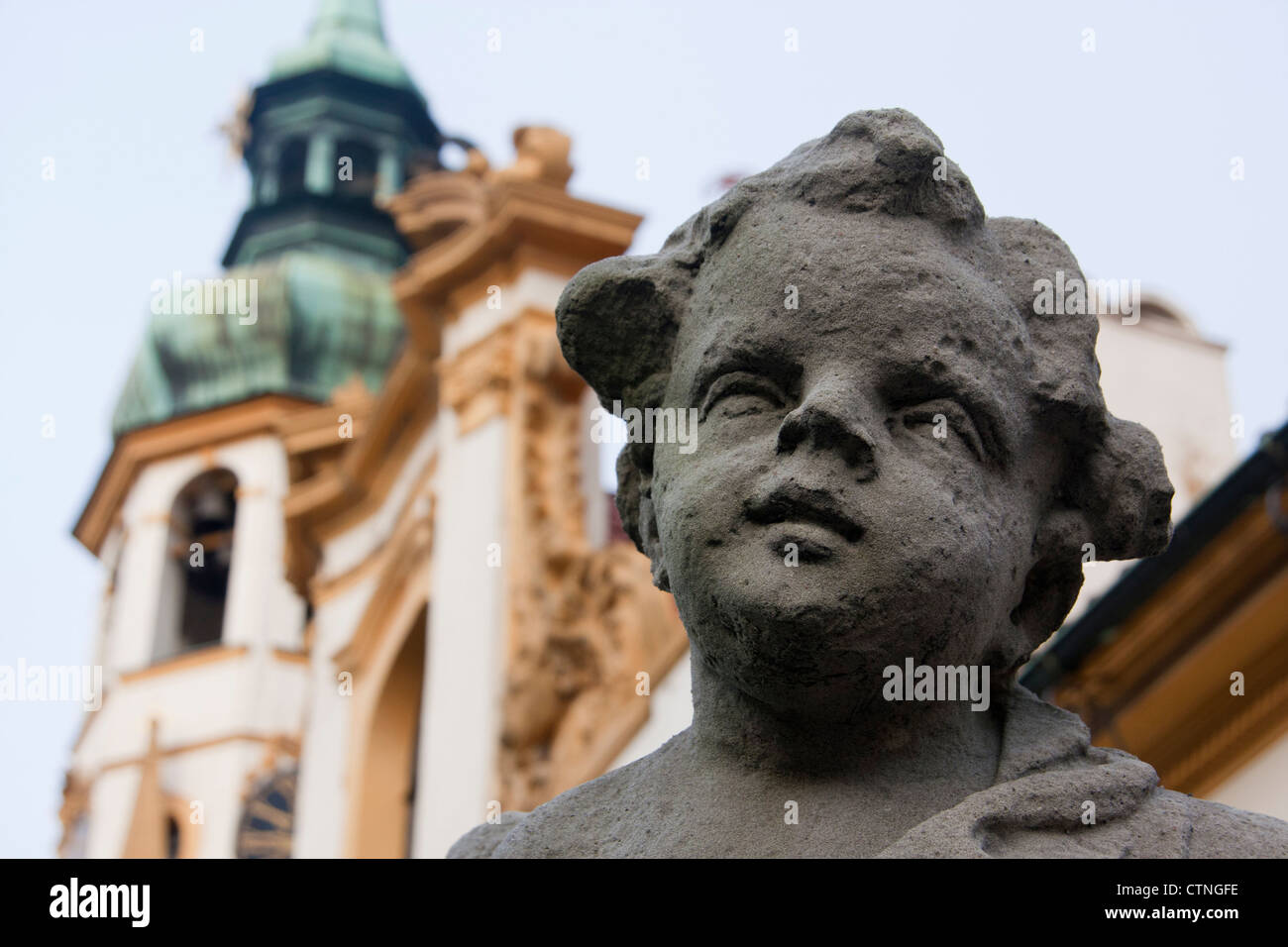 Cherub Statue und Loreta Kirche Burg Stadtteil Hradschin Prag Tschechische Republik Europa Stockfoto