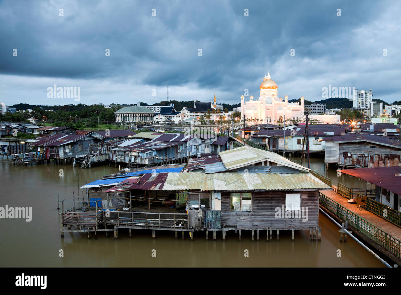 Wasserstadt und die Omar Ali Saifuddien Mosque abends Bandar Seri Begawan Brunei Borneo Asien. Stockfoto