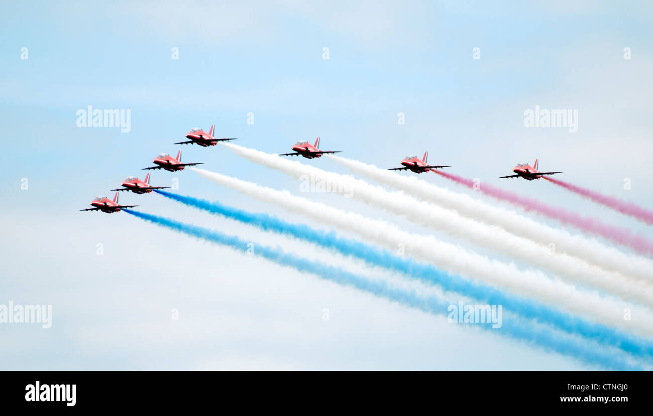 Royal Air Force Red Arrows anzeigen Team nachgestellte rot-weiß-blauer Rauch Stockfoto