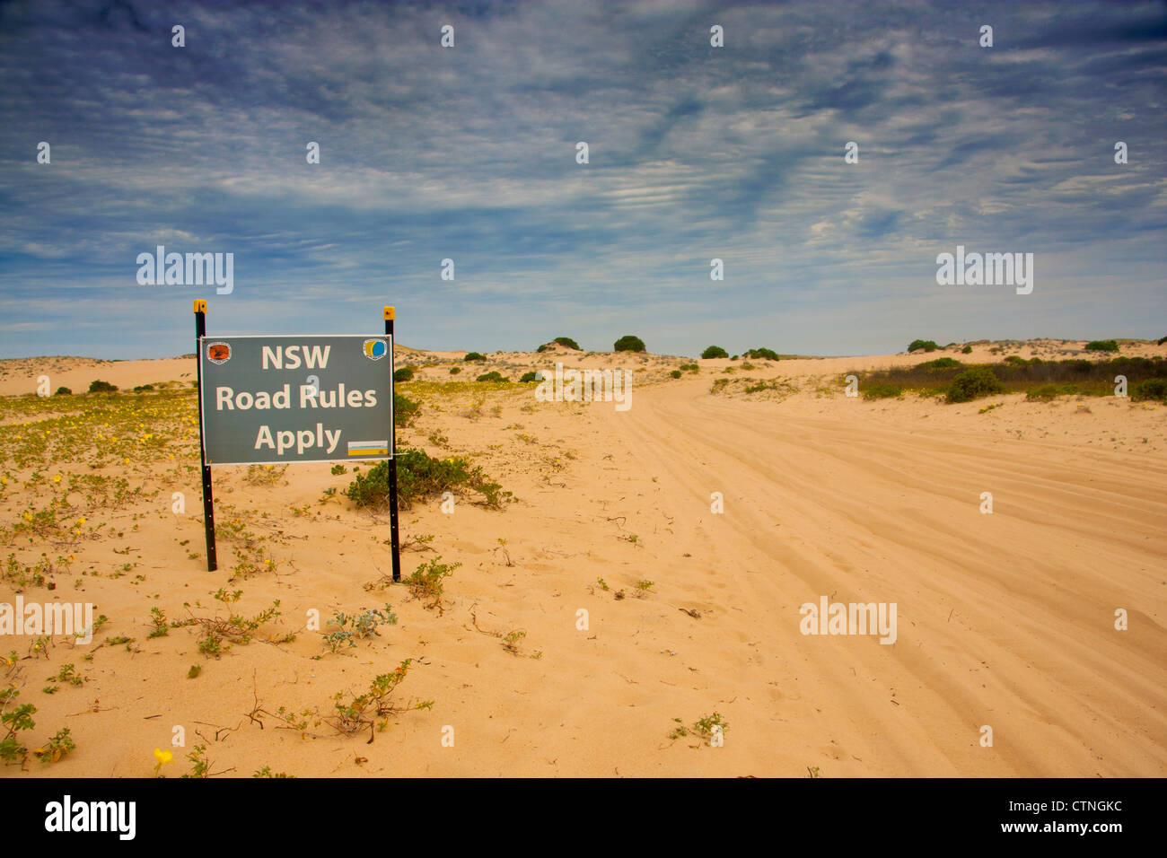 "New South Wales Road Regeln gelten" Zeichen auf Sand zu verfolgen, durch Stockton Dünen in der Nähe von Newcastle New South Wales (NSW) Australien Stockfoto