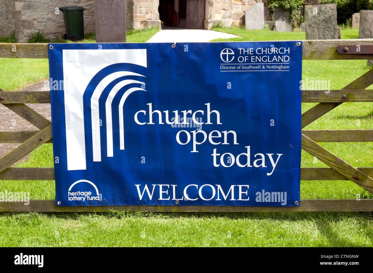 Offene Kirche banner, St. Margarets Kirche, Owthorpe, Nottinghamshire, UK Stockfoto
