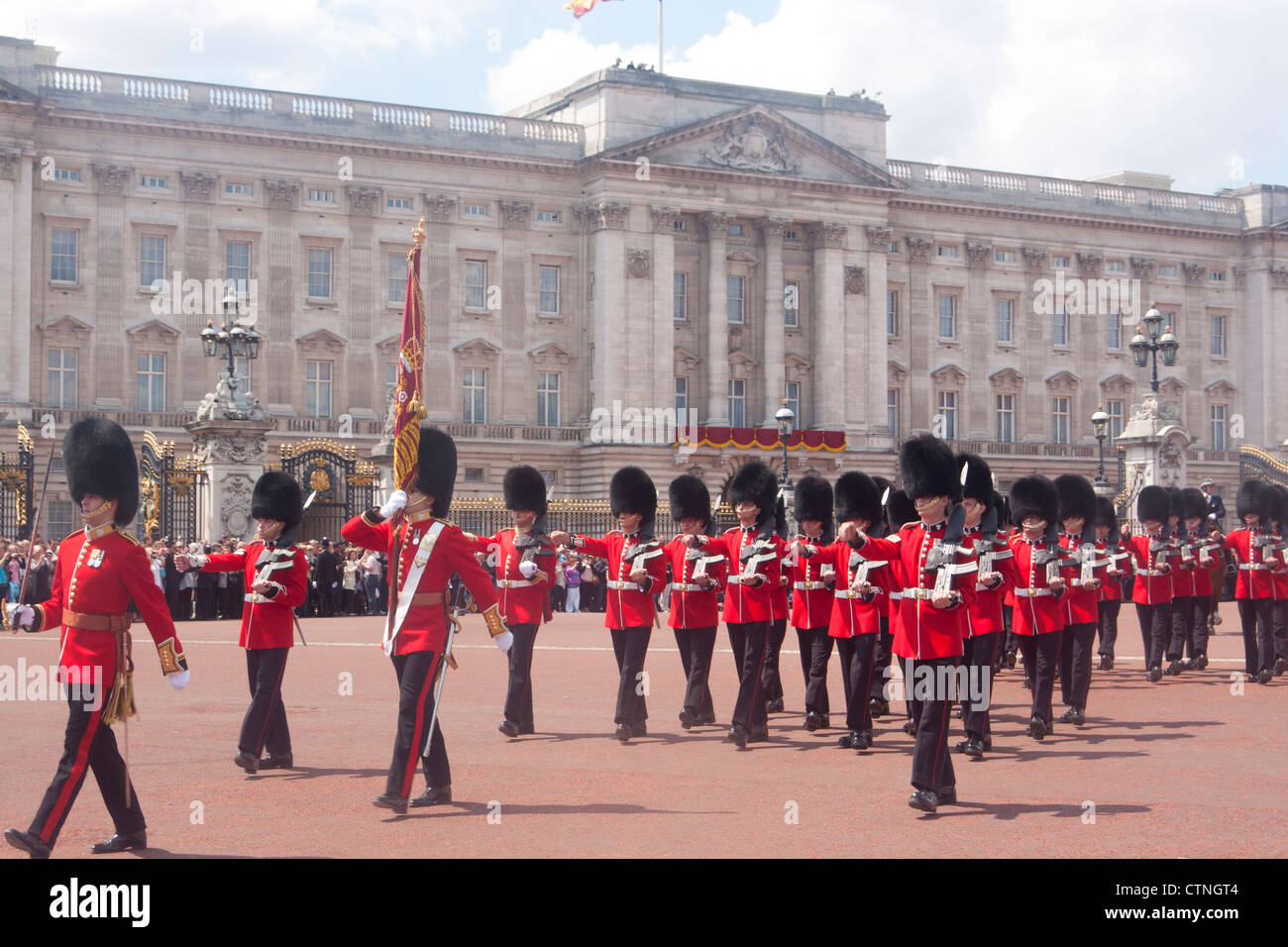 Trooping die Farbe Parade feiert Geburtstag der Königin außerhalb Buckingham Palace Juni 2011 London England UK Stockfoto