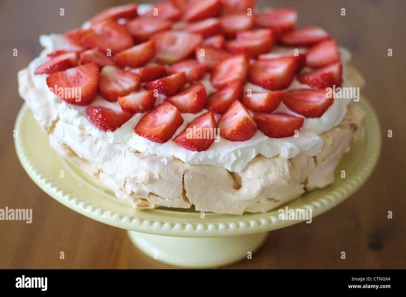 Pavlova-Dessert mit Sahne und frischen Erdbeeren Stockfoto