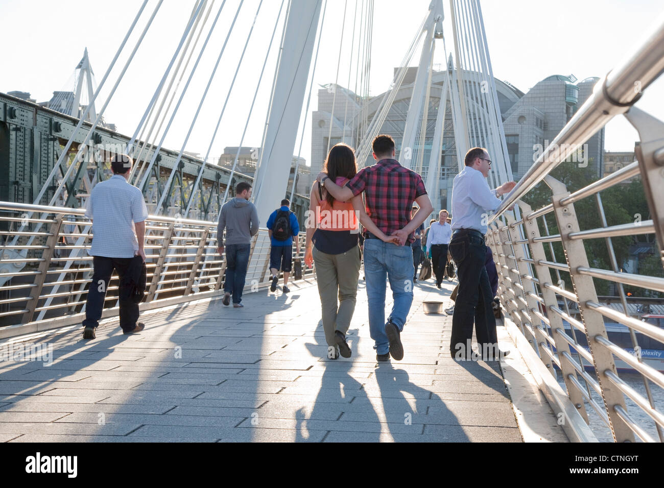 Junges Paar umarmt auf Golden Jubilee Bridge; London, England, Vereinigtes Königreich Stockfoto