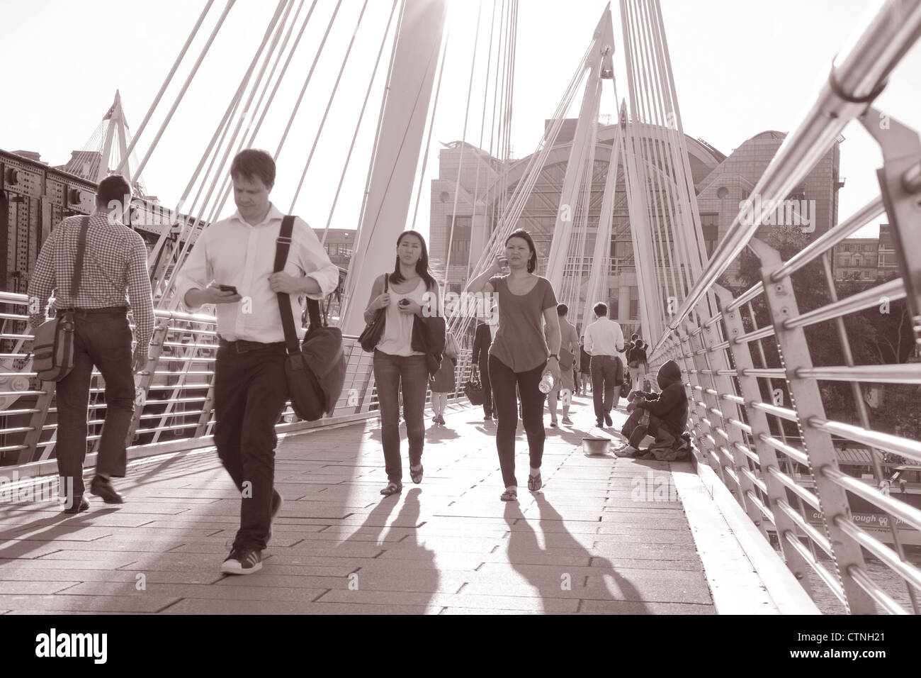 Pendler auf Golden Jubilee Bridge; London, England Stockfoto