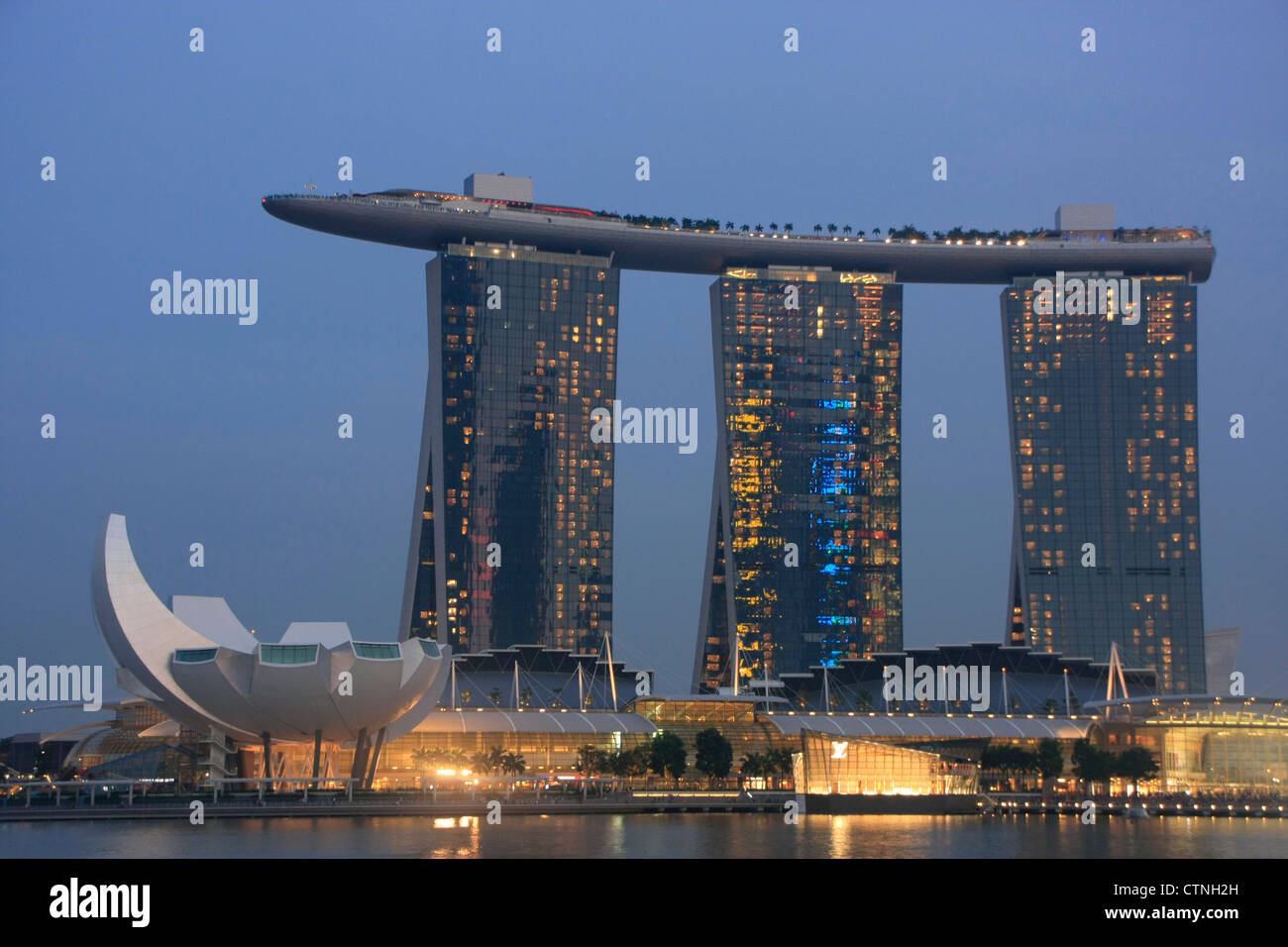 Marina Sand Bay Resort in der Nacht, Singapur Stockfoto