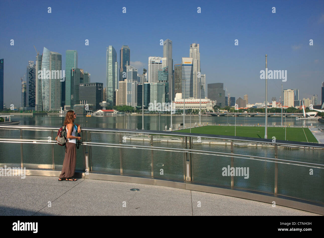 Person bewundern Sie die Skyline der Stadt, Singapur Stockfoto