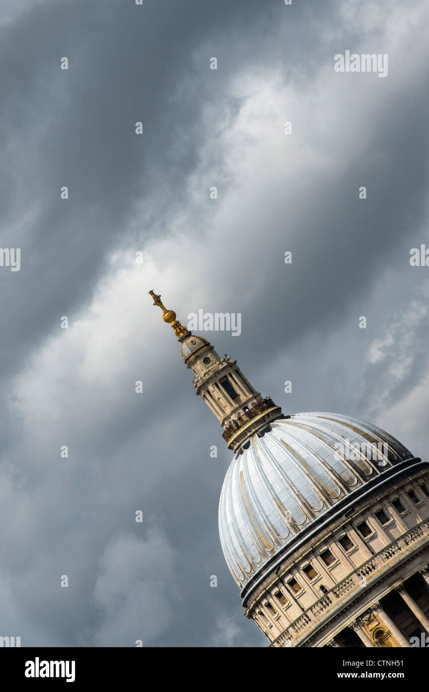 Abstrakten Blick auf Saint-Paul Kathedrale in London mit dunklen grüblerischen Himmel Stockfoto