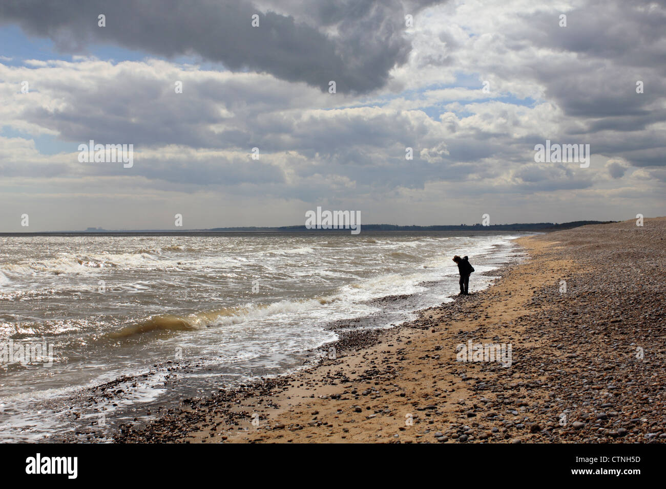 Boy am Strand Walberswick Suffolk England UK Stockfoto