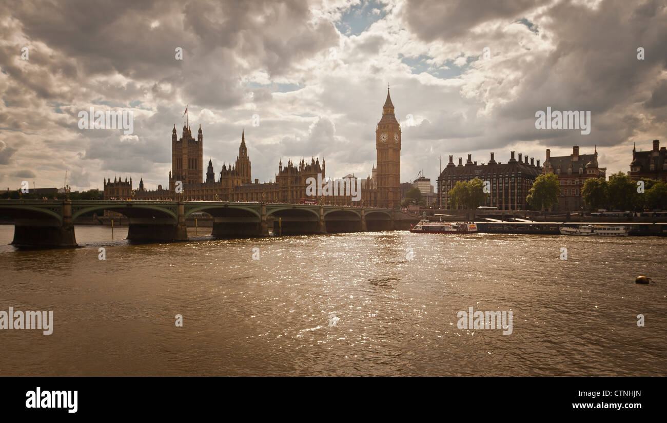 Ansicht des Palace of Westminster, die Houses of Parliament, London und Westminster Bridge genannt. Stockfoto