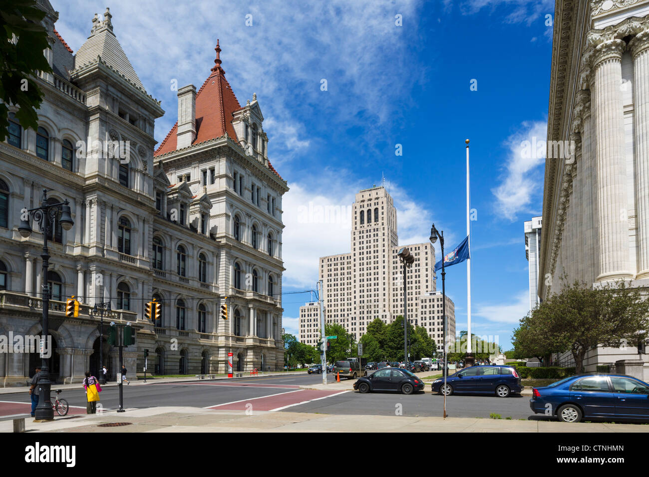 Sehen Sie Washington Avenue mit State Capitol nach links und Alfred E Smith Building im Hintergrund, Albany, New York State, USA Stockfoto