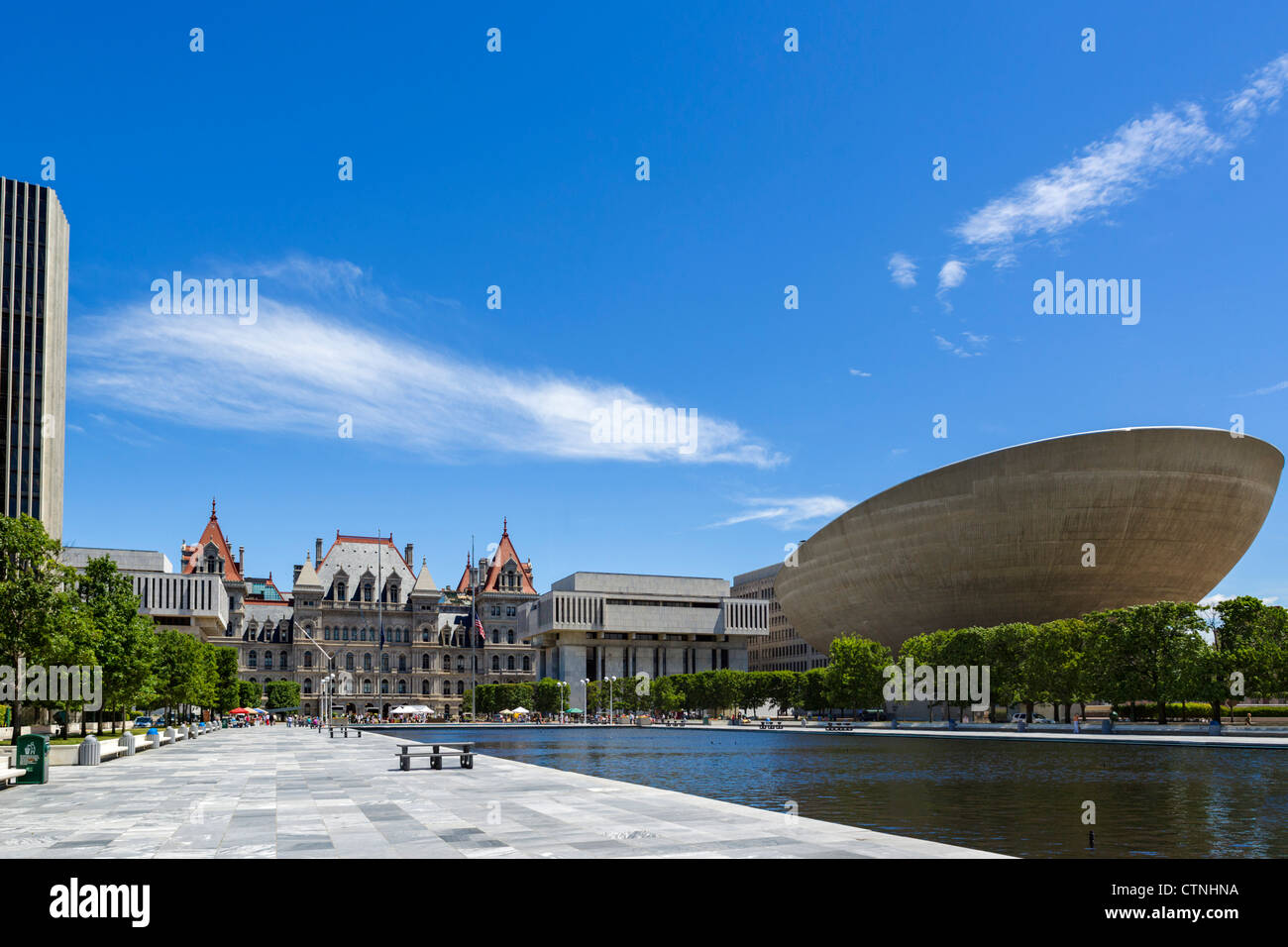 Empire State Plaza mit Blick auf State Capitol mit "The Egg" Performing Arts Center in die Recht, Albany, New York State, USA Stockfoto