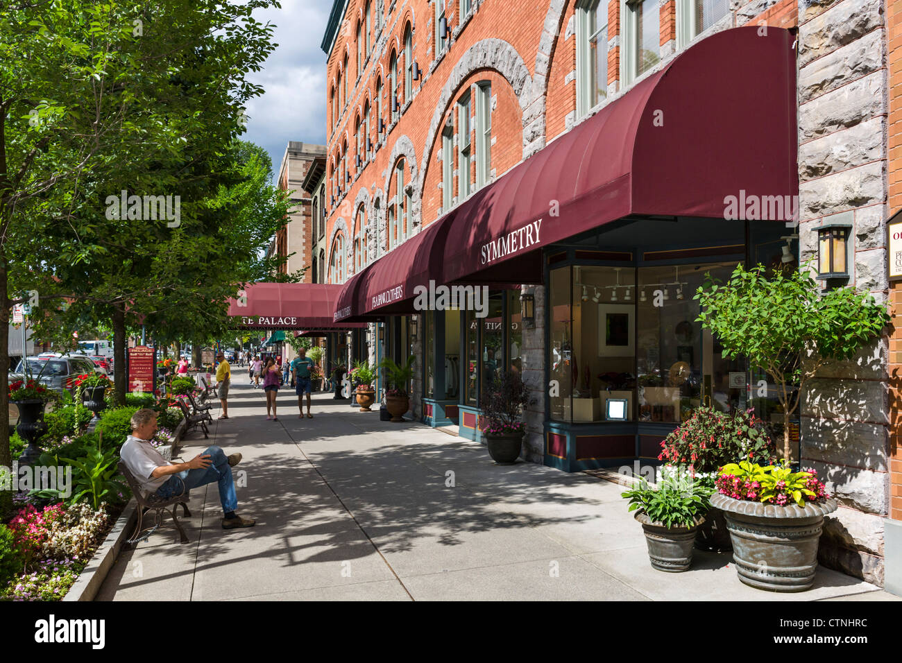 Historische Läden und Gebäude am Broadway in der Innenstadt von Saratoga Springs, New York State, USA Stockfoto