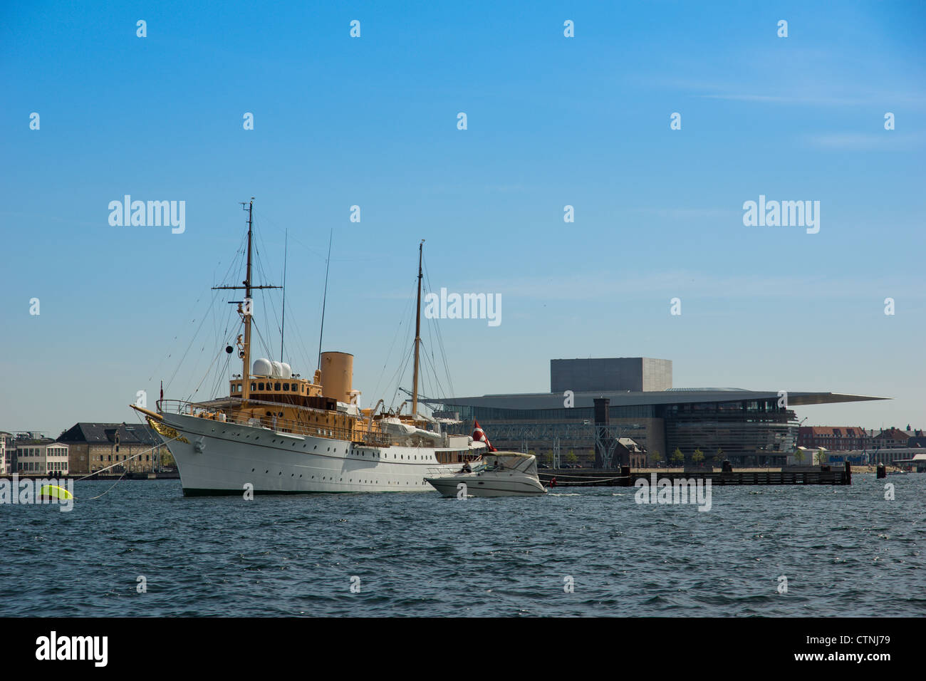 Sommer in Kopenhagen, der Hauptstadt von Dänemark. Die königliche Yacht ankern bis in den Hafen mit dem Opernhaus im Hintergrund Stockfoto