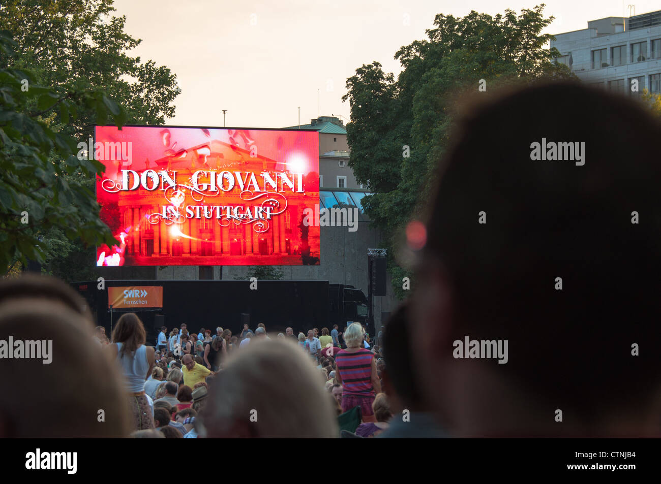 Mehr als 5.000 Personen sind dem public Viewing von der Premiere der Mozart-Oper "Don Giovanni" auf einem großen Bildschirm ansehen Stockfoto