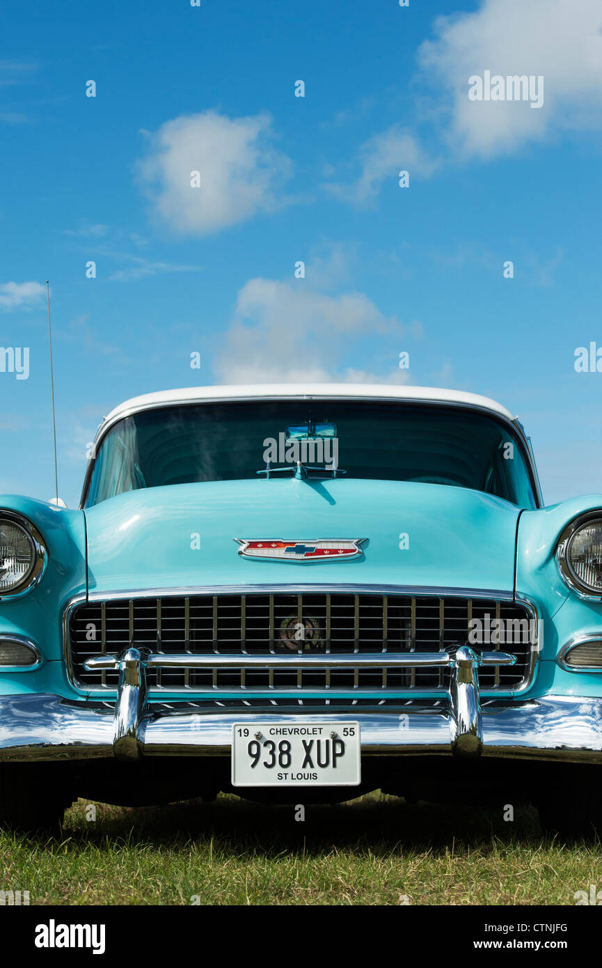 1955 Chevrolet. Chevy. Amerikanische Oldtimer gegen blauen Himmel Stockfoto