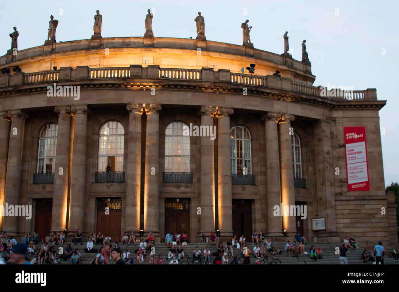 Mehr als 5.000 Personen sind dem public Viewing von der Premiere der Mozart-Oper "Don Giovanni" auf einem großen Bildschirm ansehen Stockfoto