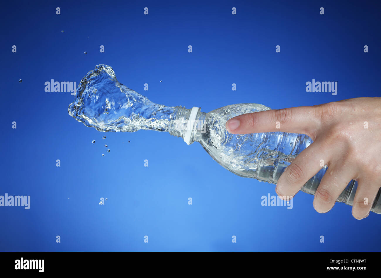 Spritzwasser aus einer Wasserflasche Stockfoto
