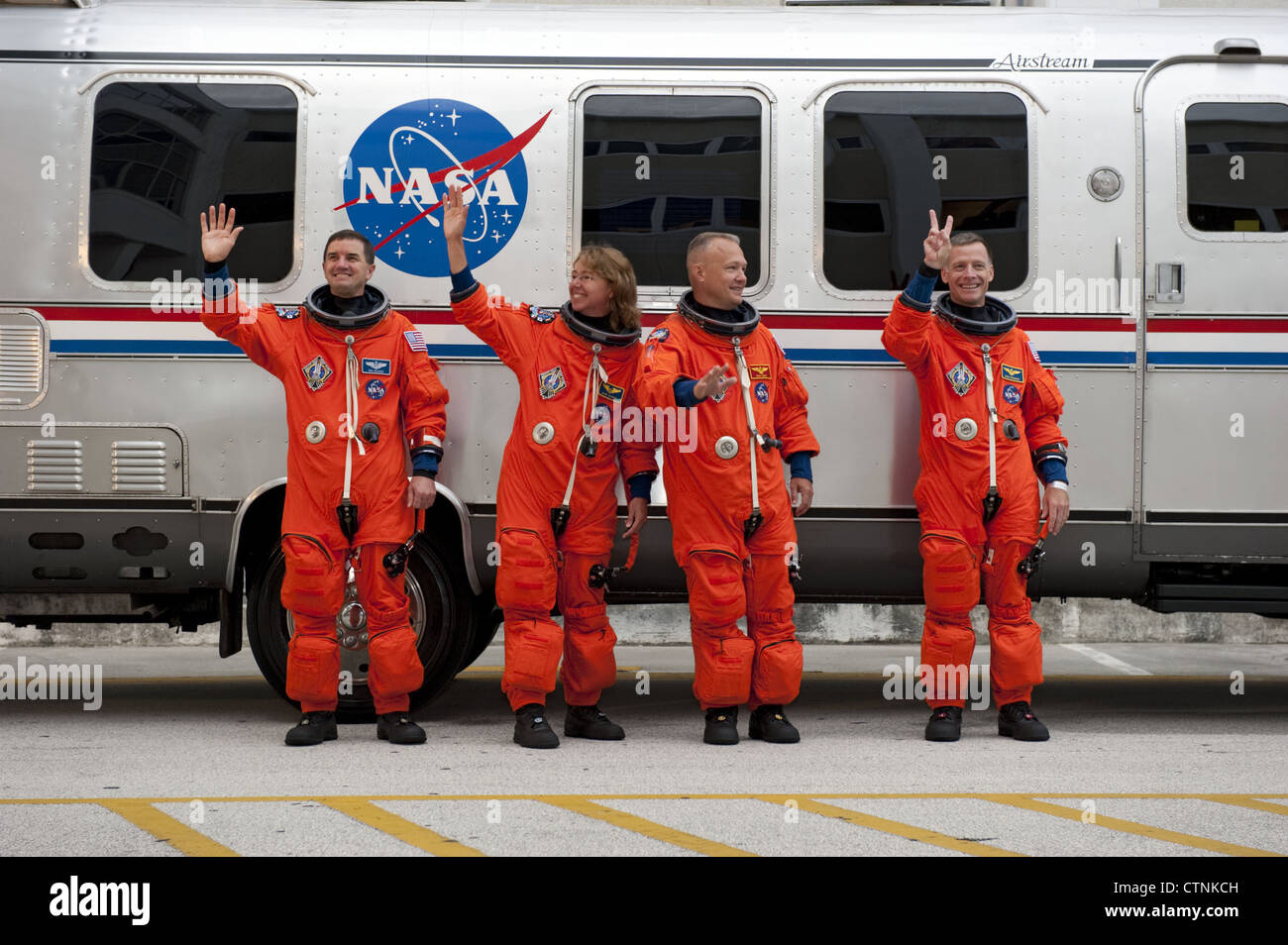 Die letzte Crew, die an Bord des Space Shuttles startet, hat den Medien und Mitarbeitern des Kennedy Space Center der NASA zugewandt. Die Besatzungsmitglieder befinden sich in ihren Start- und Einstiegsanzügen, bevor sie die STS-135-Mission starten. Stockfoto