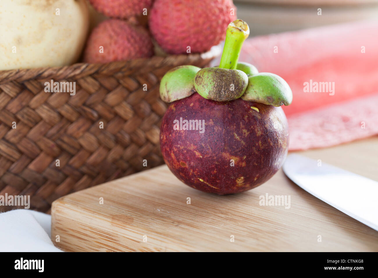 Subtropischen Mangostan-Frucht auf Schneidebrett. Stockfoto