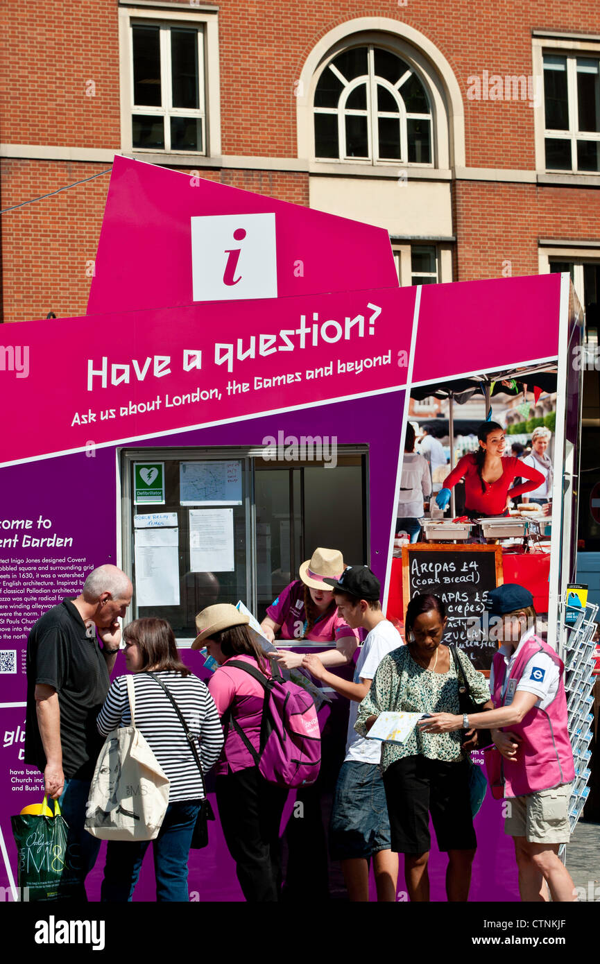 Freiwillige helfen Besuchern mit Rat und Informationen während der Olympischen Spiele 2012, Covent Garden, London, Vereinigtes Königreich Stockfoto