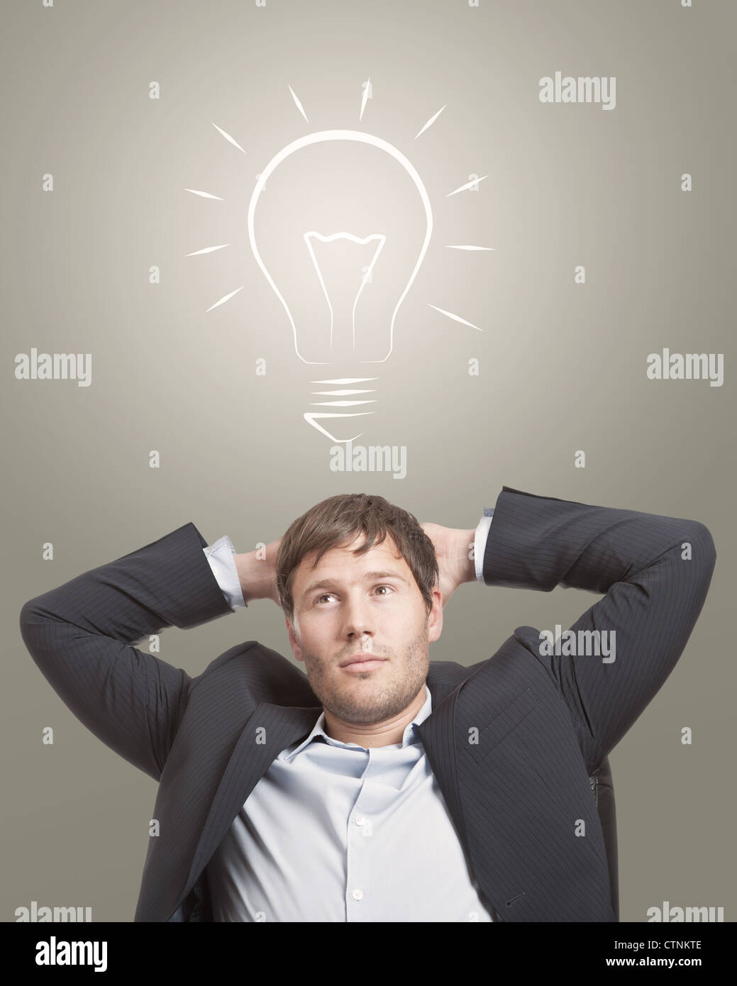 Business-Mann im Stuhl denken mit einer Glühbirne über dem Kopf Stockfoto