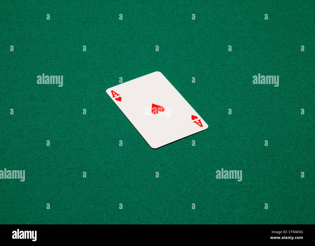 Spielkarte am grünen Tisch. Das Herz Ass Stockfoto