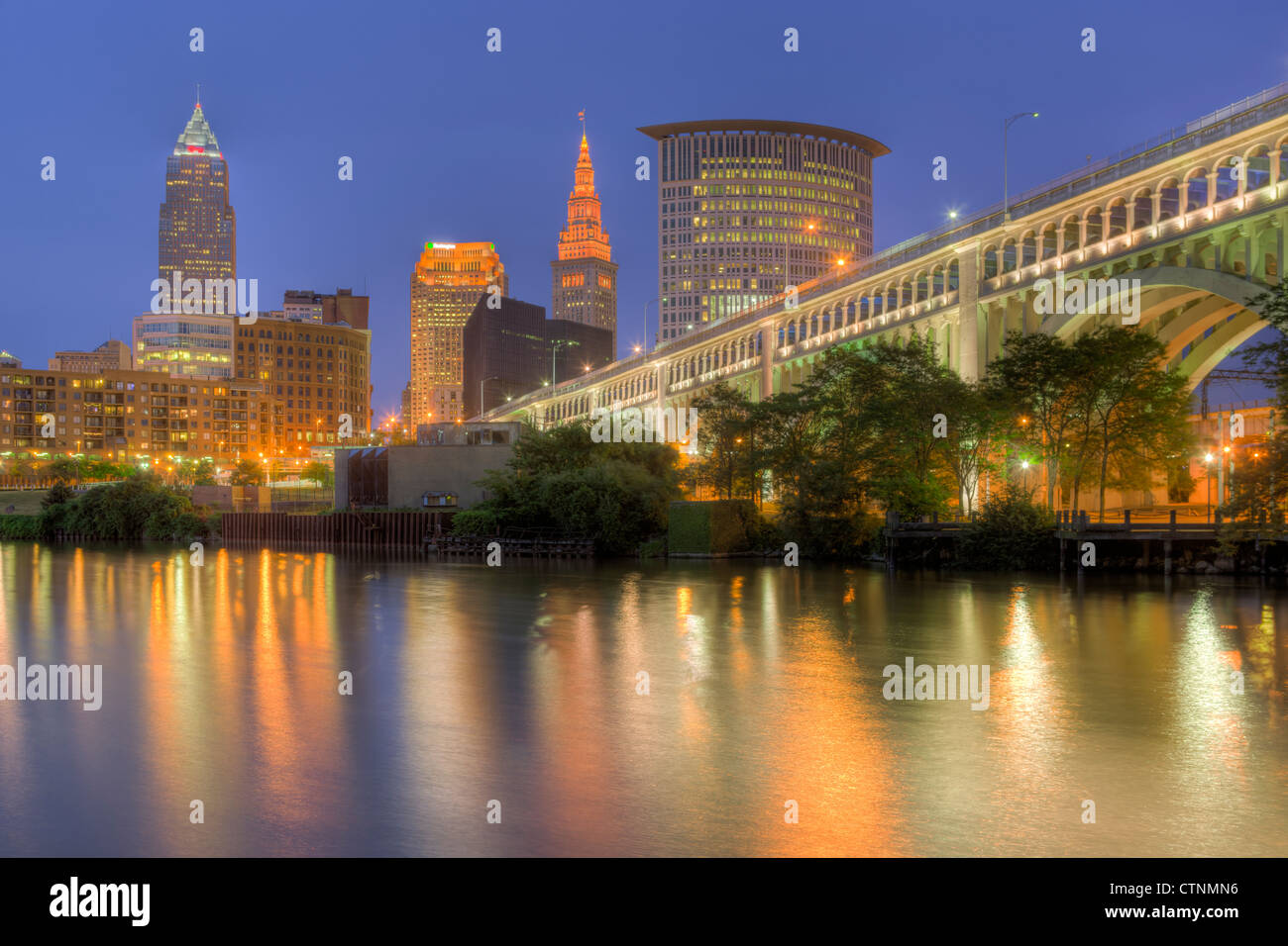 Die Skyline von Cleveland, Ohio in der Dämmerung über den Cuyahoga River von den Wohnungen aus gesehen. Stockfoto