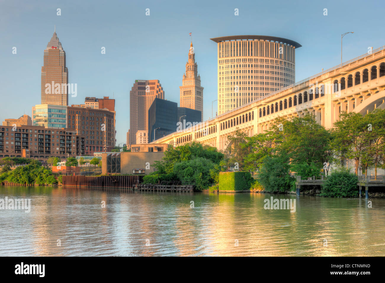 Die Skyline von Cleveland, Ohio gesehen über den Cuyahoga River von den Apartments entfernt. Stockfoto