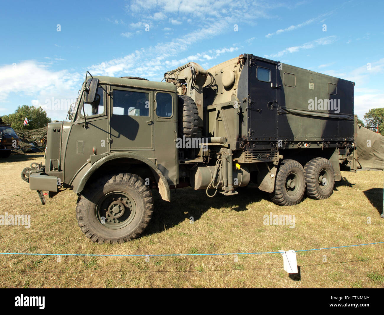 Der AEC Militant Mk1 Cargo, ein britischer Militärwagen aus dem Jahr 1964, wurde für den Transport schwerer Lasten in Kampfgebieten entwickelt. Es ist bekannt für seine robuste Bauweise und seine Fähigkeit, unter rauen Bedingungen zu arbeiten, und macht es zu einem wertvollen gut für die militärische Logistik. Stockfoto