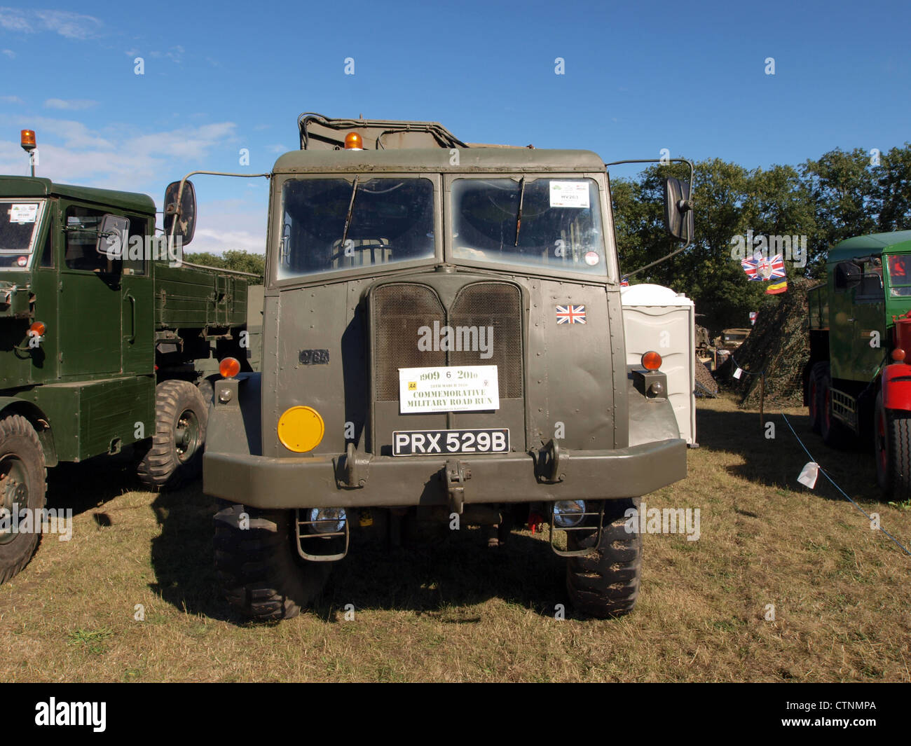 Der AEC Militant Mk1 Cargo ist ein britisches Militärfahrzeug, das 1964 eingeführt wurde. Bekannt für seine Hochleistungsfähigkeiten, wurde es hauptsächlich für den Transport von Gütern und Ausrüstung in militärischen Umgebungen verwendet. Das Fahrzeug verfügt über eine robuste gepanzerte Karosserie und wurde für raue Kampfbedingungen entwickelt. Seine Vielseitigkeit machte es zu einem wichtigen Vorteil für die britische Armee während der Kriegsoperationen. Stockfoto