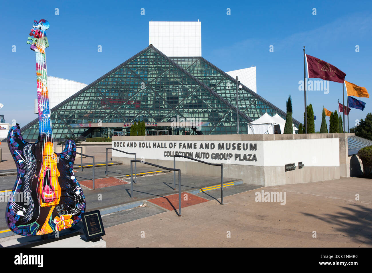 Die Rock And Roll Hall Of Fame und ein GuitarMania Gitarre in Cleveland, Ohio. Stockfoto