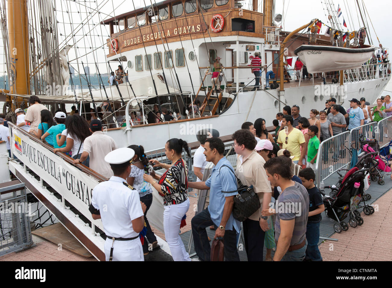 Besucher stehen Schlange, um dem ecuadorianischen Schulschiff BAE Guayas während der Fleet Week 2012 in New York City an Bord. Stockfoto