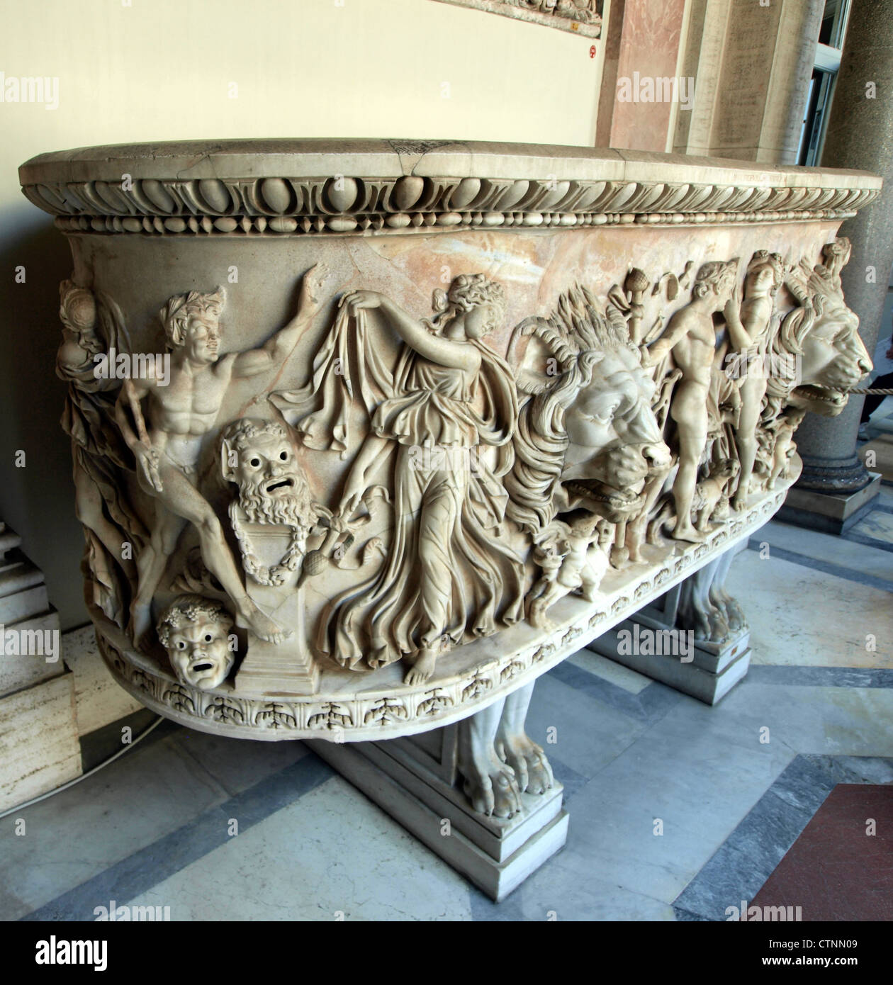 Sarcofago ist ein alter römischer Sarkophag aus dem Jahr 150 n. Chr. Dieser Steinsarg ist aufwendig geschnitzt und zeigt Szenen aus der Mythologie oder dem täglichen Leben in der römischen Kultur. Stockfoto