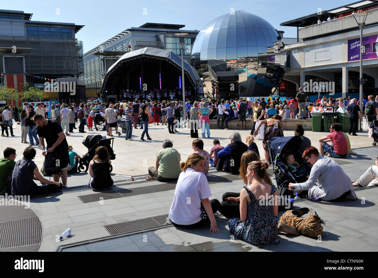 Publikum beobachten open Air Konzert am Bristol Millennium Square Stockfoto