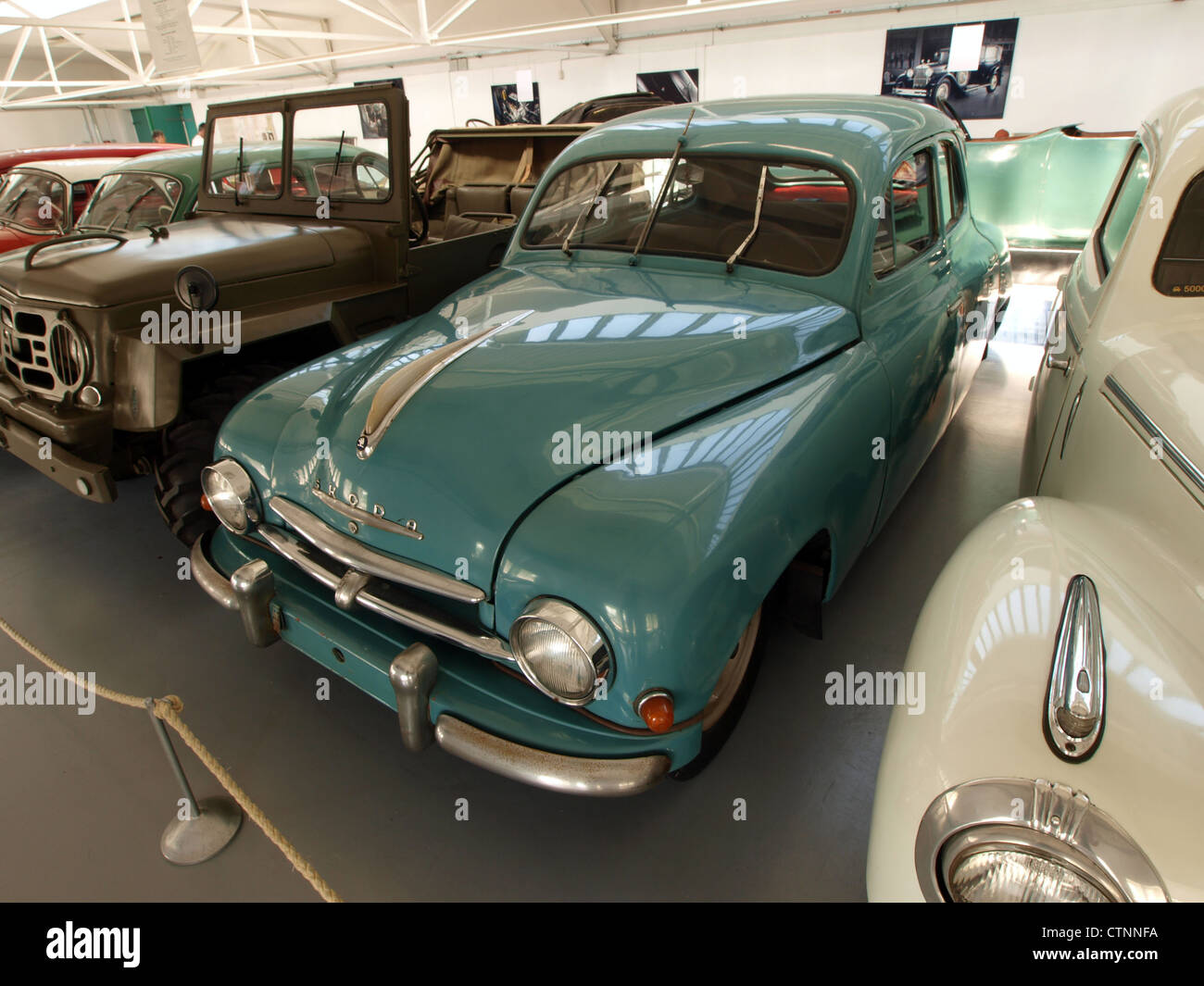 Die Skoda 1200 Limousine 1952 Typ 955 ist ein Oldtimer-Modell des renommierten tschechischen Autoherstellers Skoda. Diese Vintage-Limousine ist bekannt für ihr Design und ihre Funktionalität und ist ein repräsentatives Beispiel für die europäische Fahrzeugtechnik der Nachkriegszeit. Stockfoto