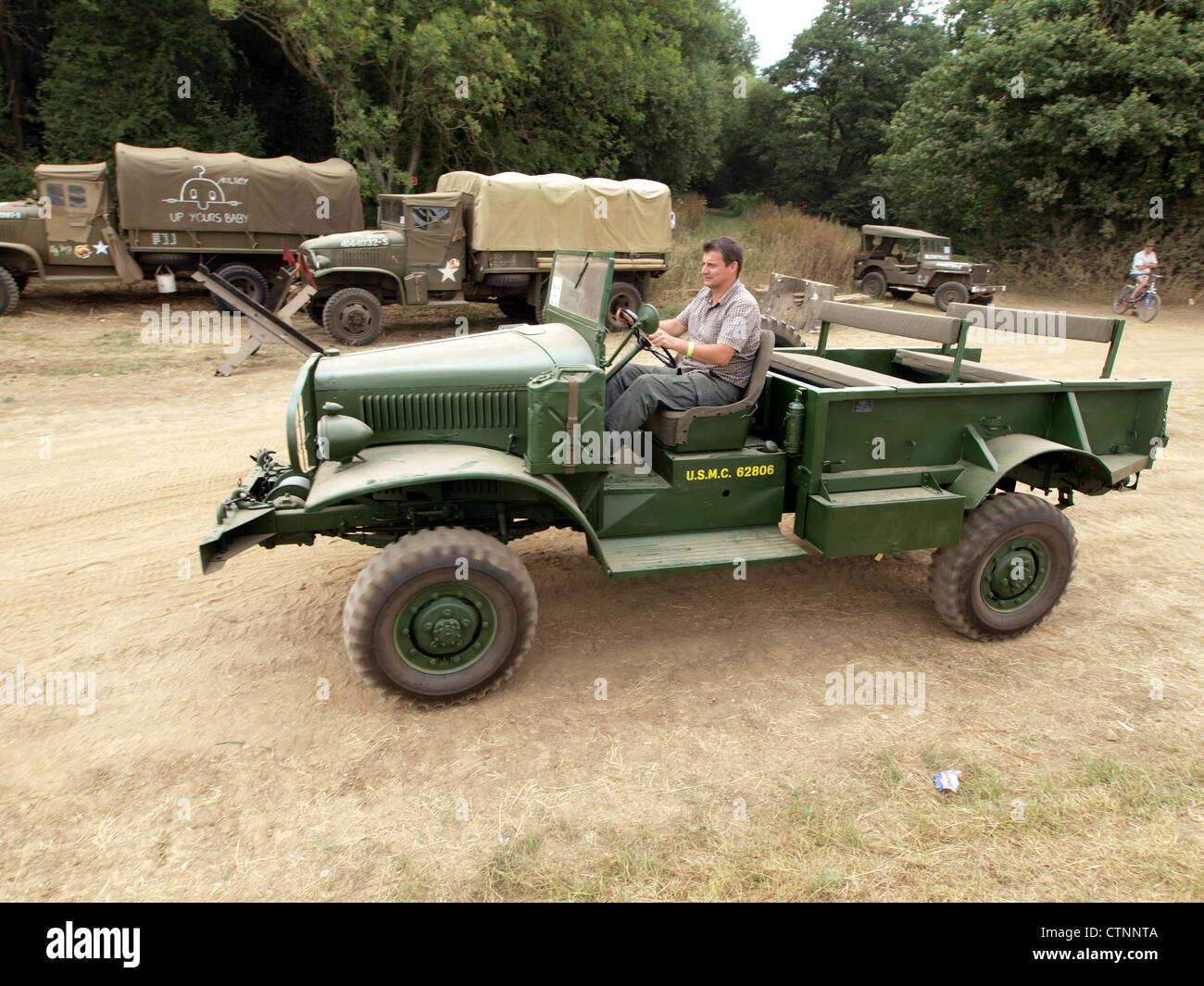 Die International M-2-4 ist ein militärisches Transportfahrzeug mit starker Rüstung, das vom US Marine Corps eingesetzt wird. Es ist mit erweiterten Kampffunktionen ausgestattet und mit der Lizenz „708 XUU“ unter dem Eigentum von Tony Corbin registriert. Stockfoto